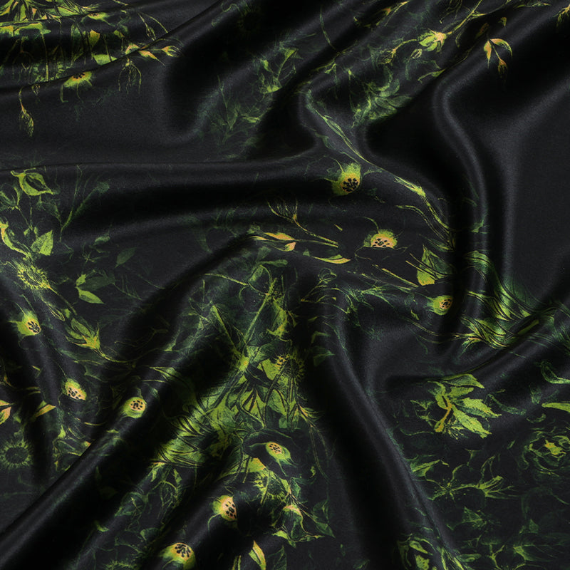 Black Based with Intertwined Green Plants Pizi Xiangyunsha