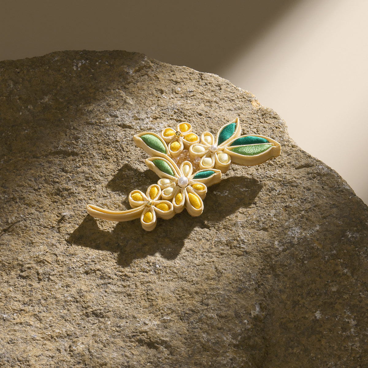 Lingering Fragrance of Golden Stamens Flower-shaped Brooch