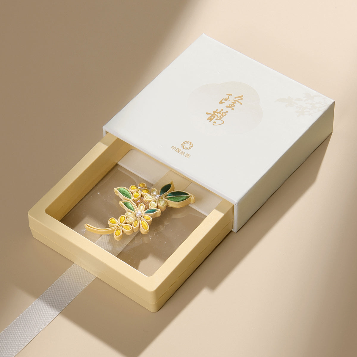 Lingering Fragrance of Golden Stamens Flower-shaped Brooch