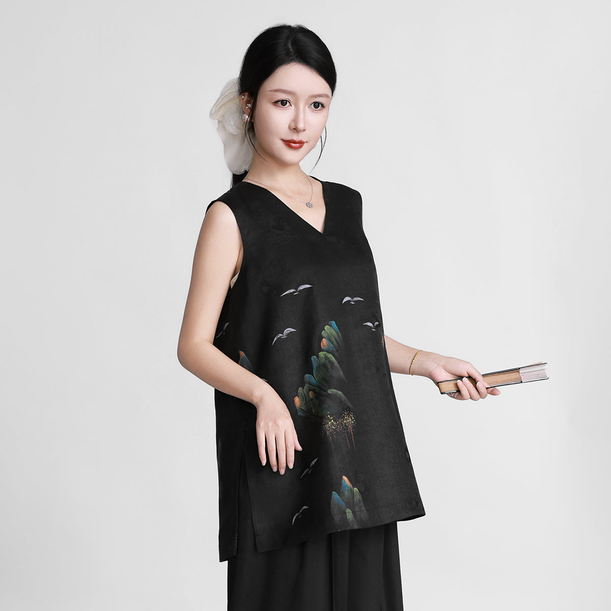 Long Xiangyunsha Silk Vest - Azure Peaks & Crane Whispers