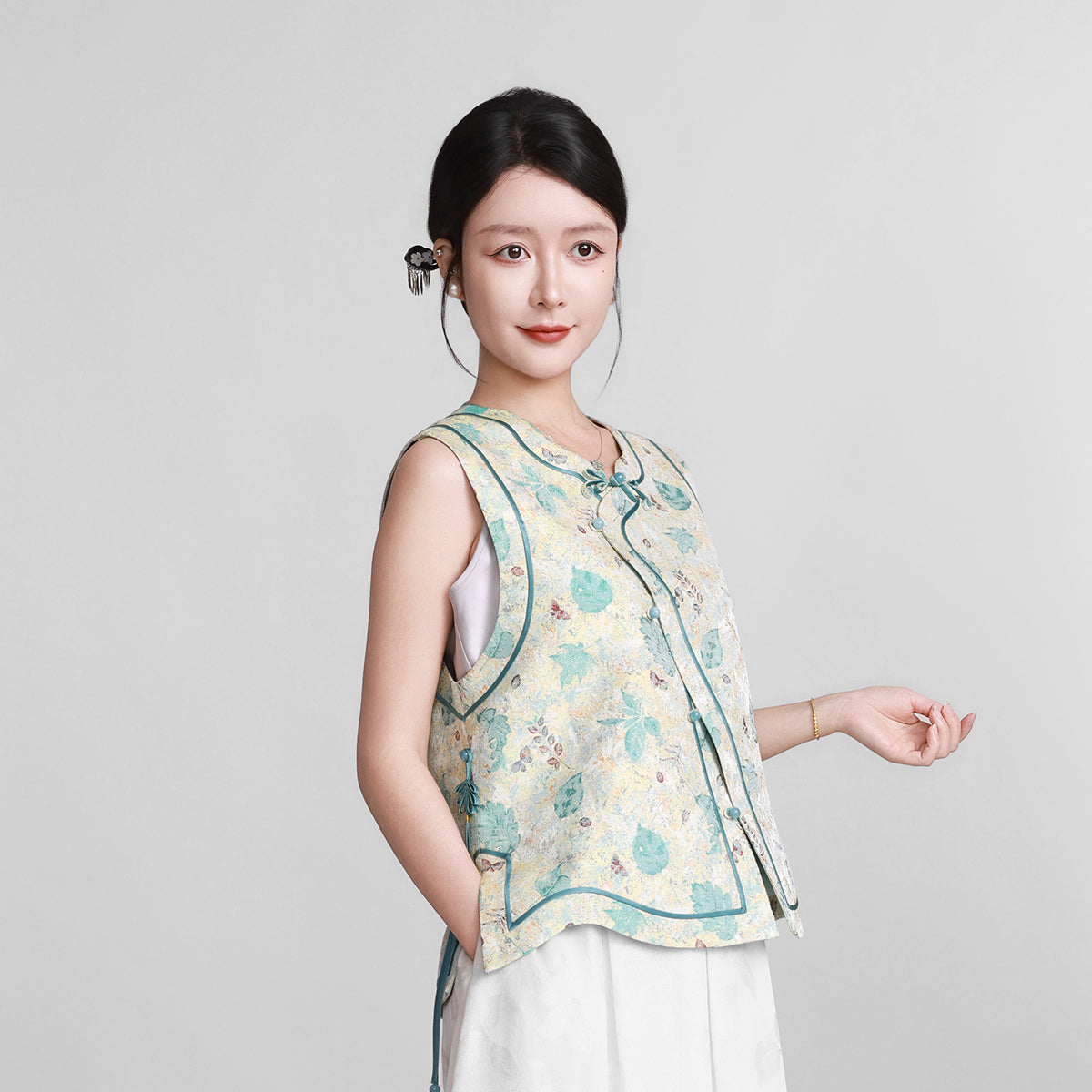Iridescent Liuli Song Brocade Side-Fastening Vest - Crimson Clouds & Delicate Shadows