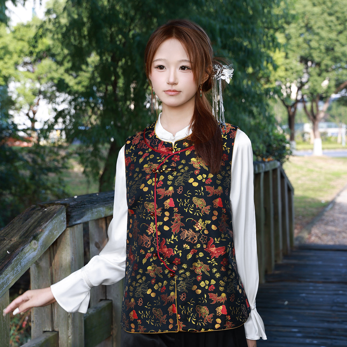 Goldfish and Seaweed Pattern Side-fastening Vest